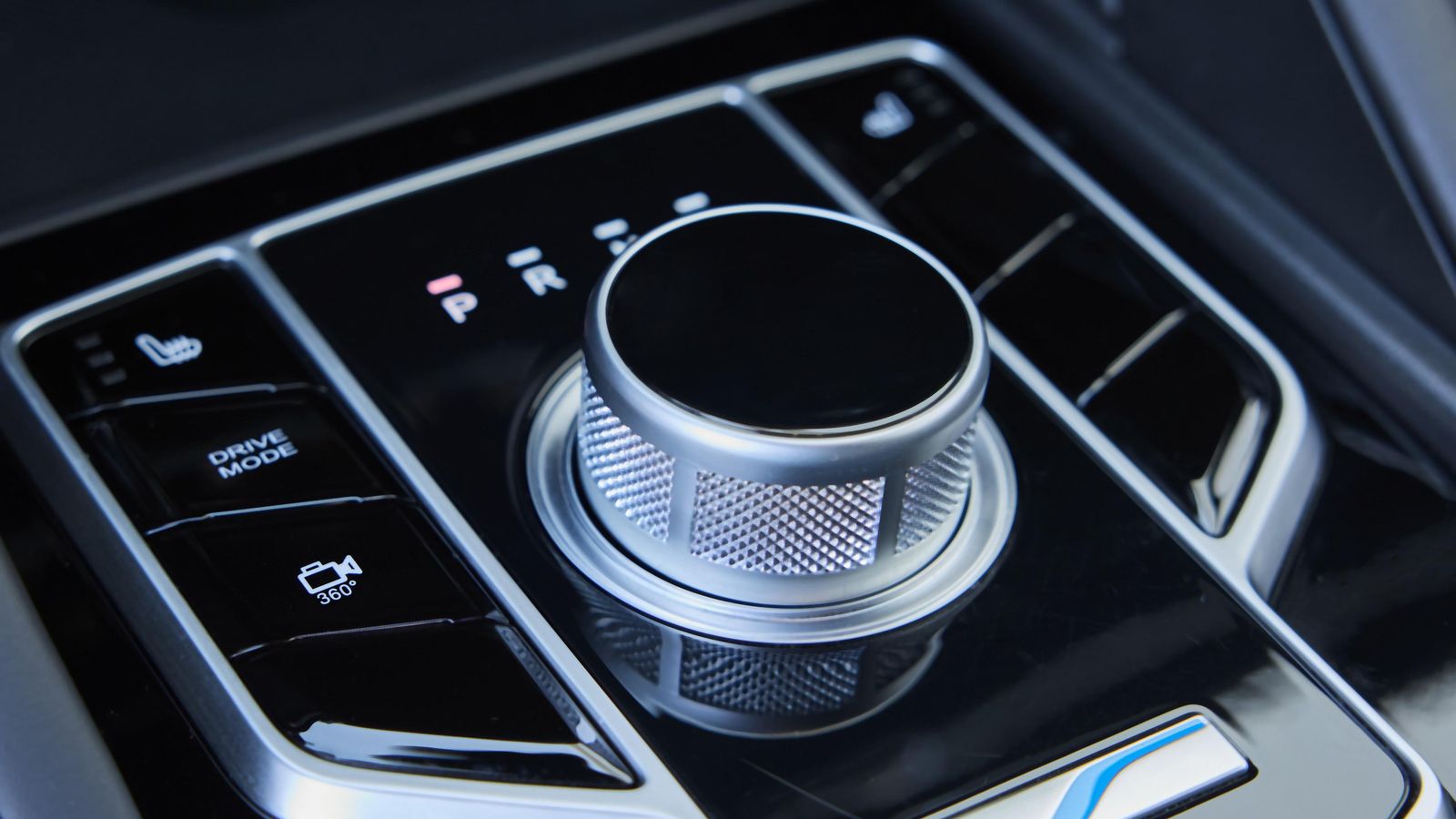Un detalle curioso es que este mando de selección de sentido de marcha emerge cuando se pulsa la tecla de arranque del motor. Un detalle curioso es que este mando de selección de sentido de marcha emerge cuando se pulsa la tecla de arranque del motor.