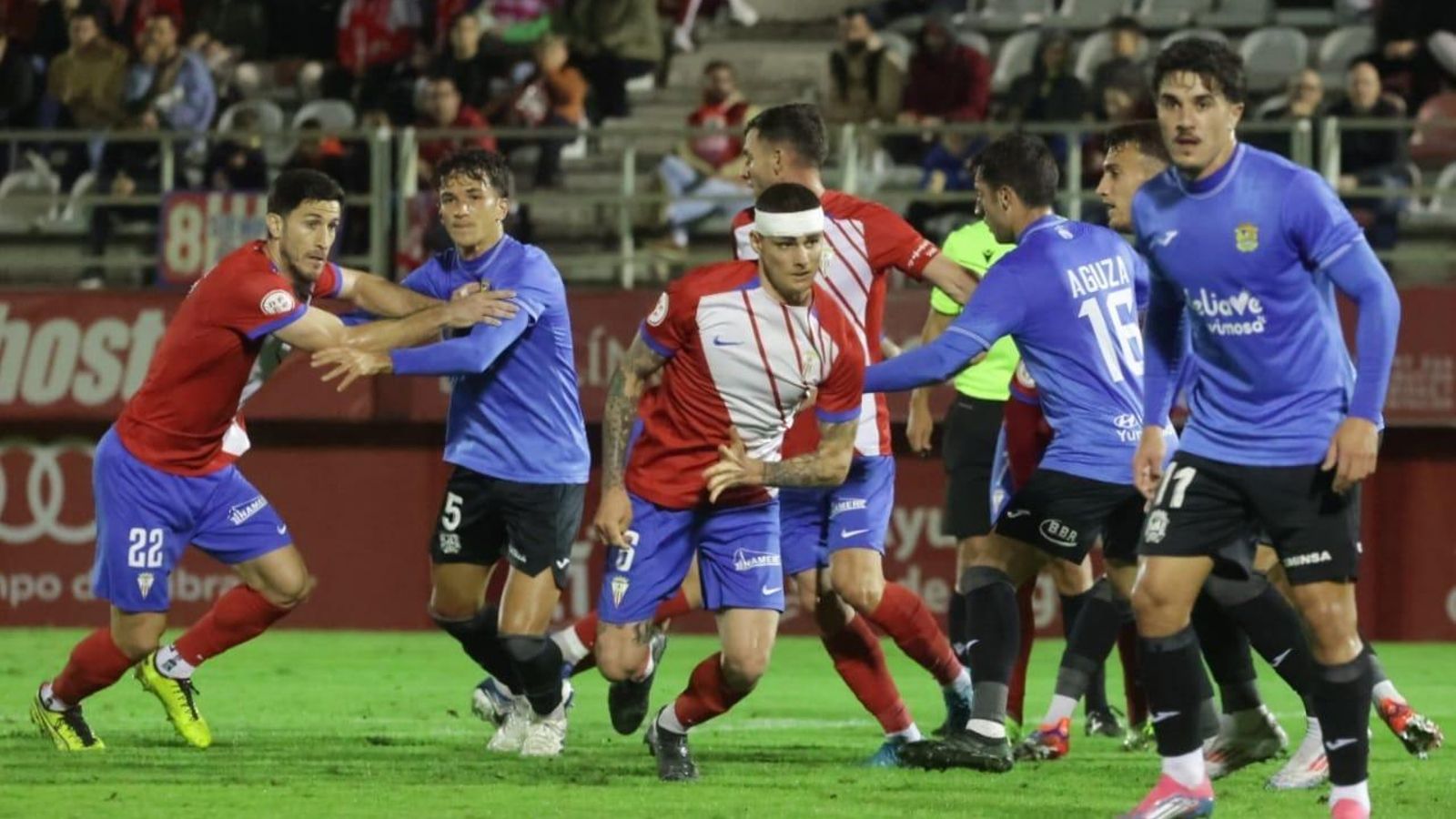 Una acción a balón parado en el Algeciras - Fuenlabrada.