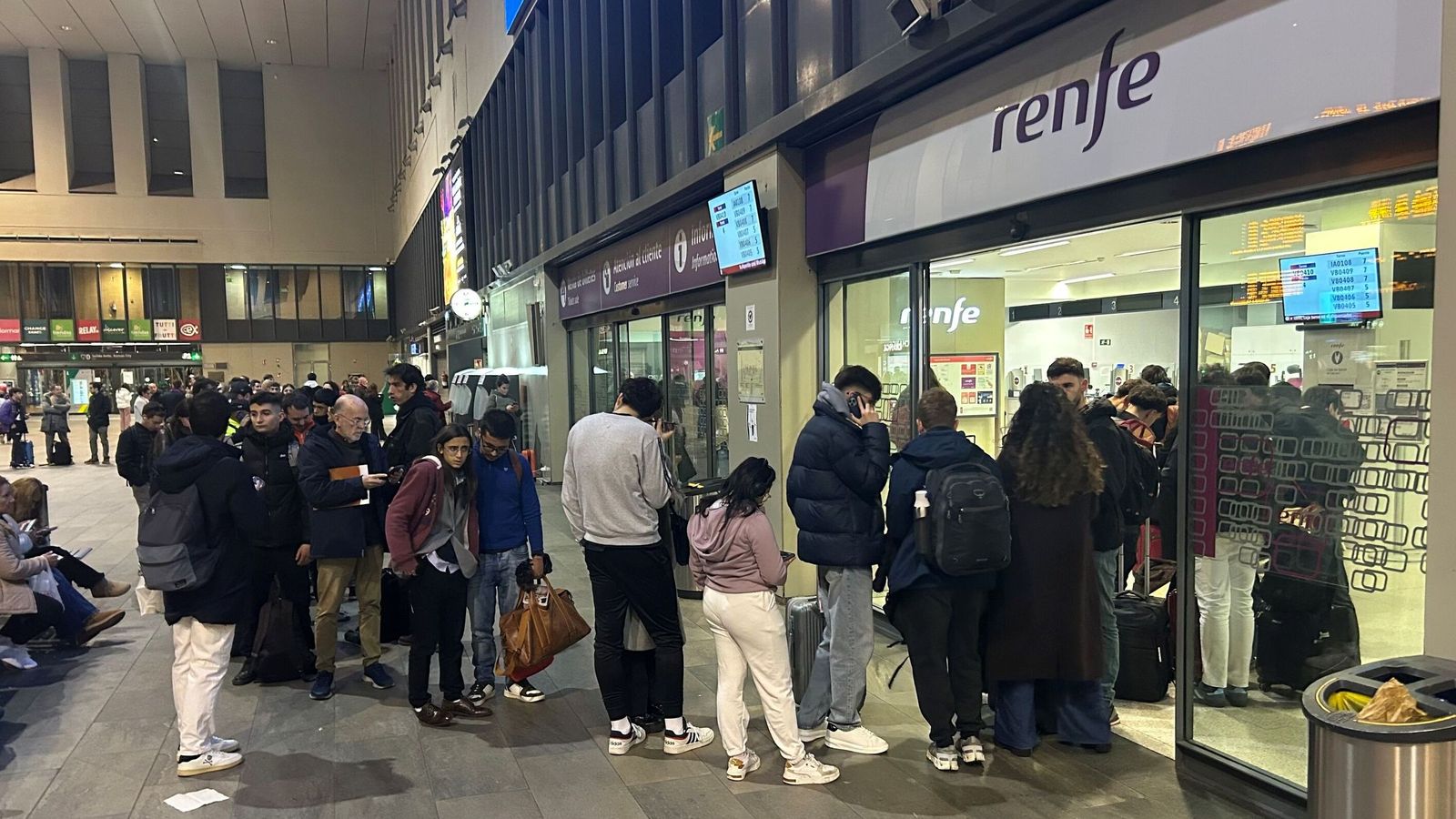 Ventanilla de Renfe en la estación de Santa Justa