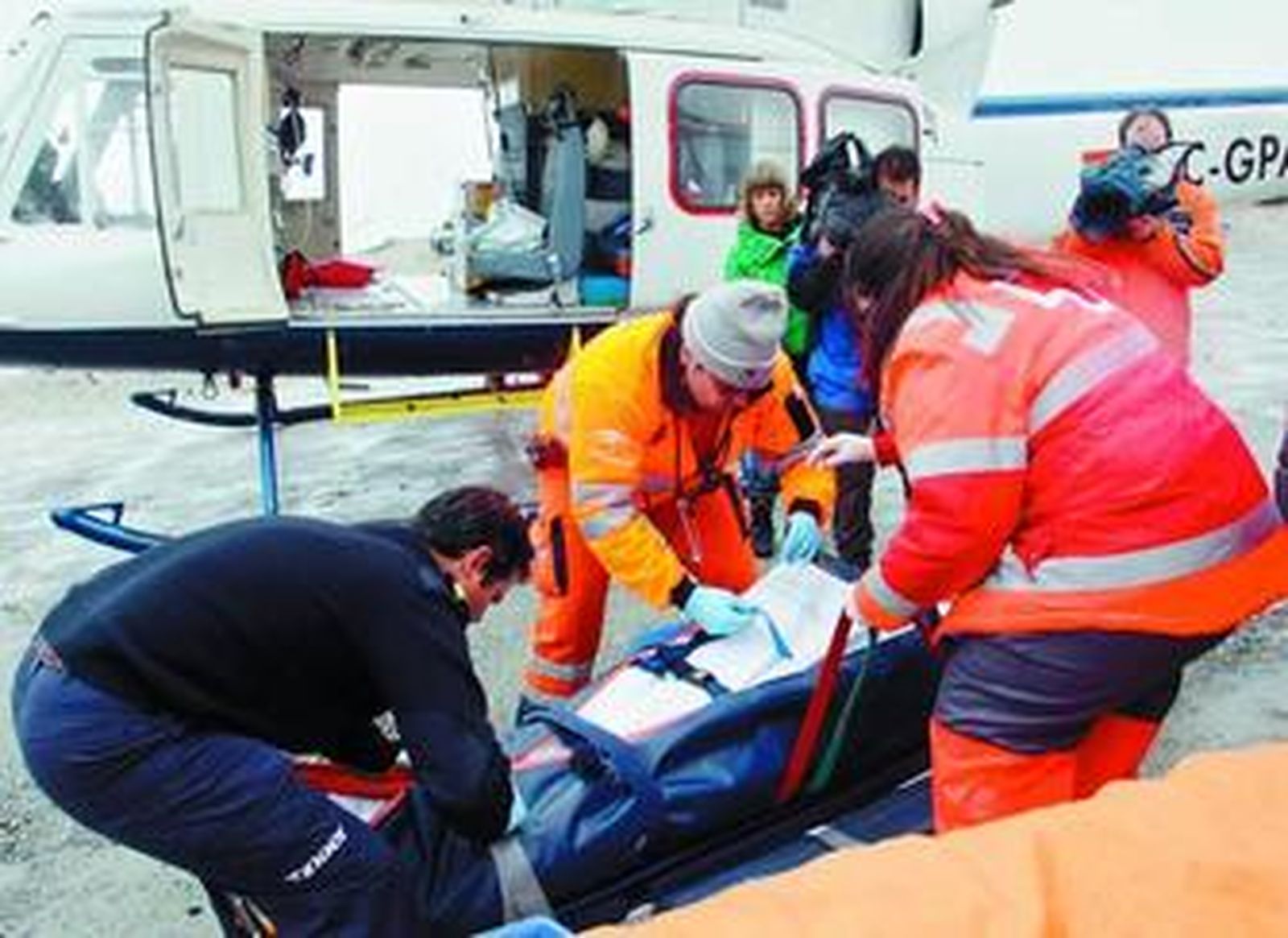 Personal del 061 de Granada recibe en Tajo del Zorro a uno de los heridos para trasladarle en helicóptero a un centro hospitalario de la capital.