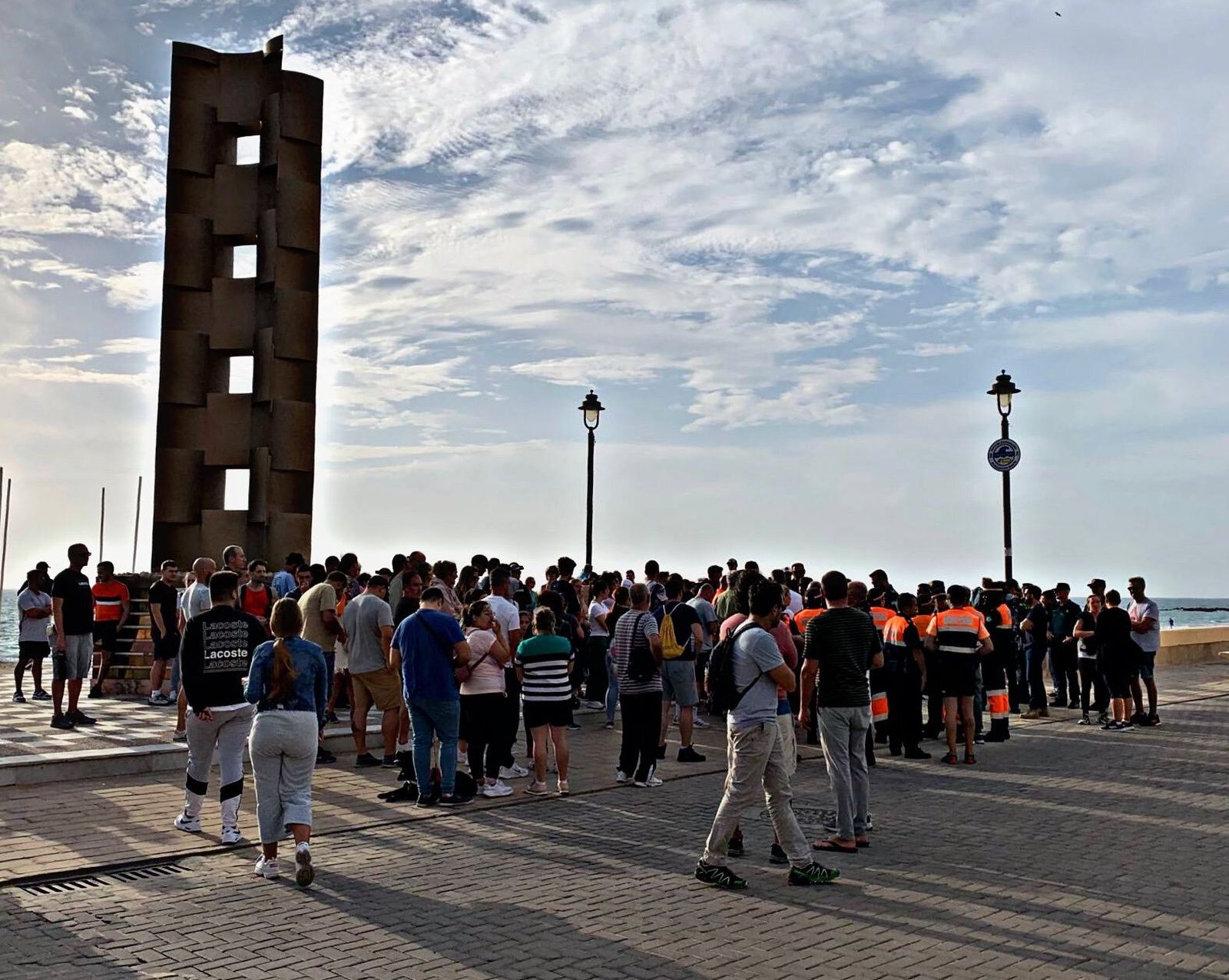 Vecinos de Chipiona acuden al punto de encuentro establecido en el Monumento a la Luz, en el Paseo Marítimo.