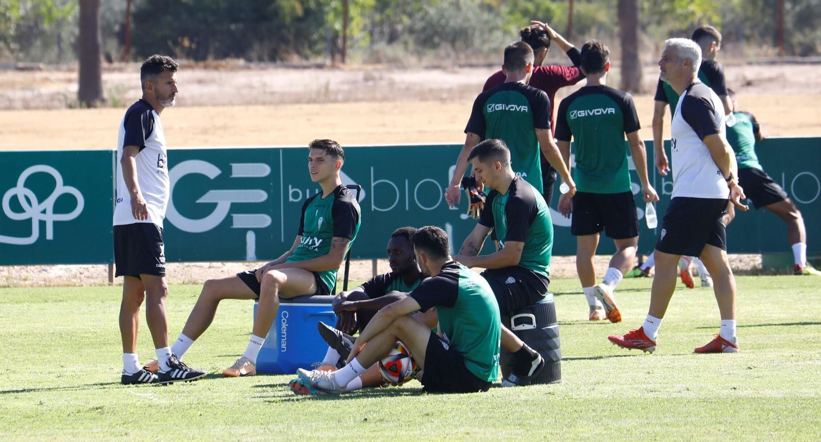 Iván Ania, entrenador del Córdoba CF, charla con Sala, Diarra, Carracedo y Albarrán tras el entrenamiento de este martes.