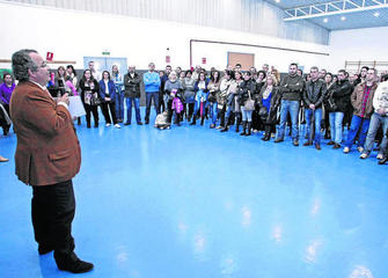 Padres del Parque del Estrecho escuchan al abogado, ayer por la tarde.