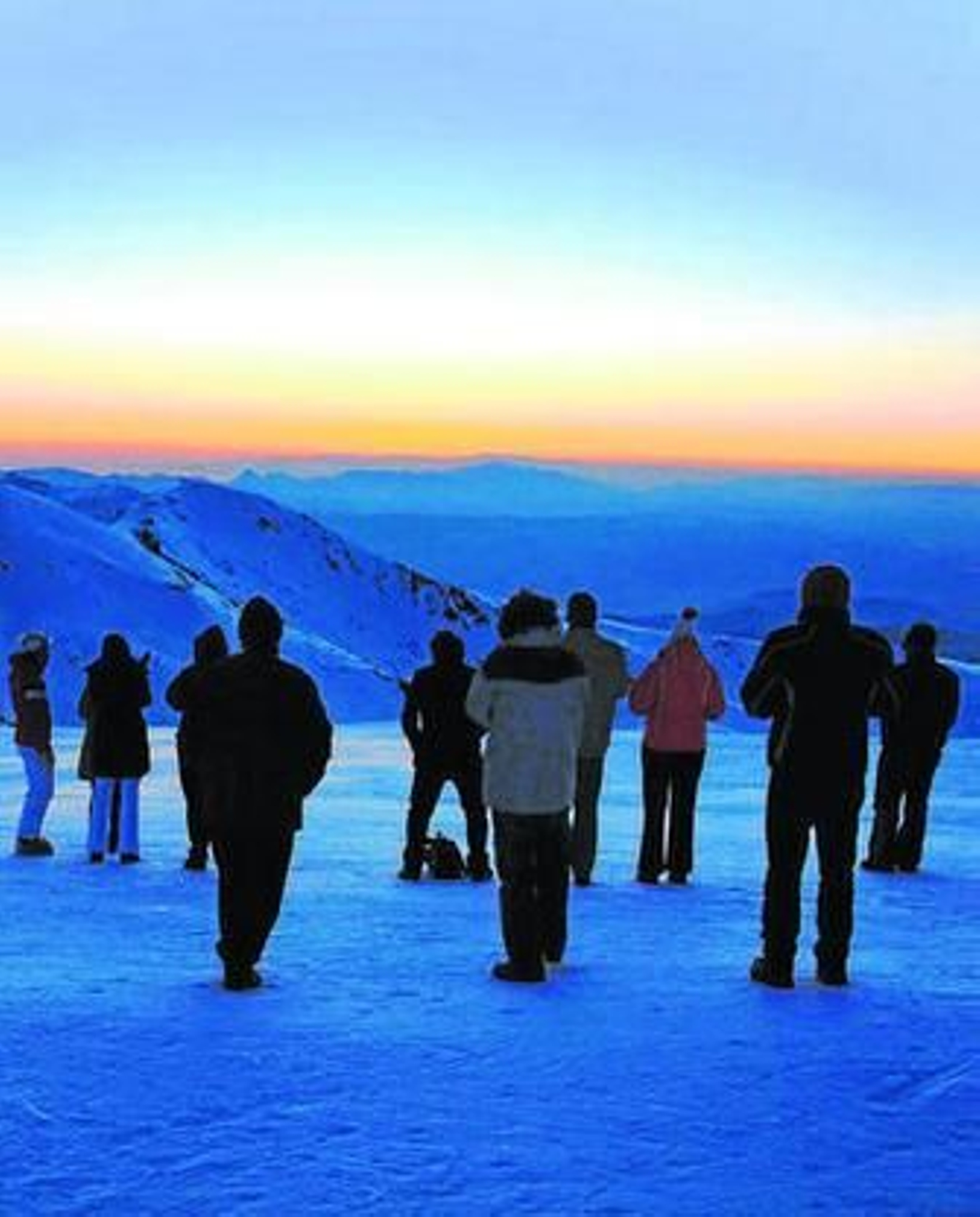 Participantes en la ruta vespertina contemplan el paisaje.