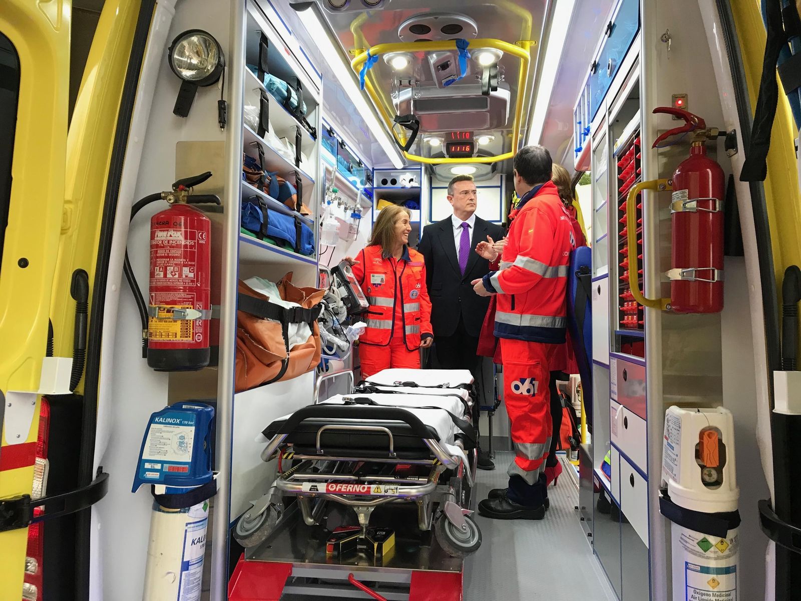 El interior de la nueva unidad móvil del 061 en Almería.