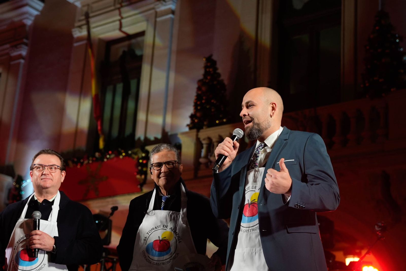 Almería despide con los 12 tomates cherry de la suerte el año 2025