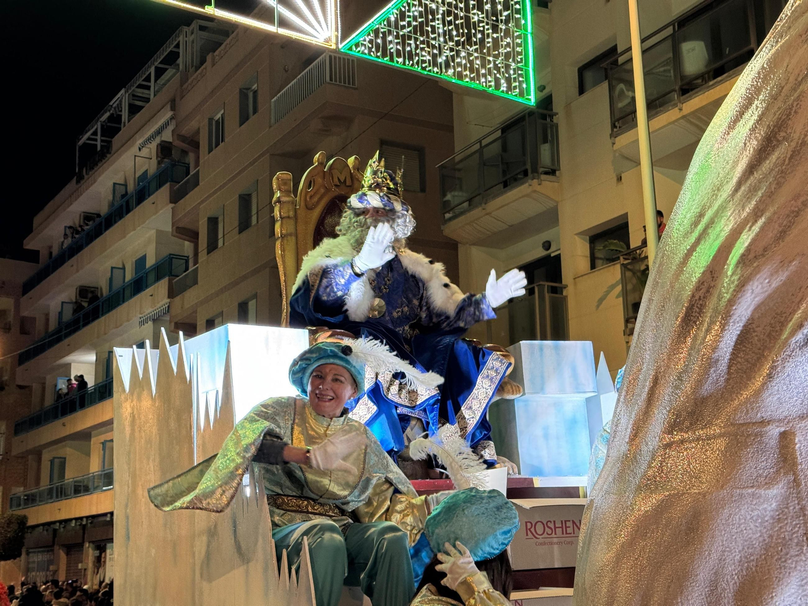 El Rey Melchor llega al centro de Roquetas de Mar.