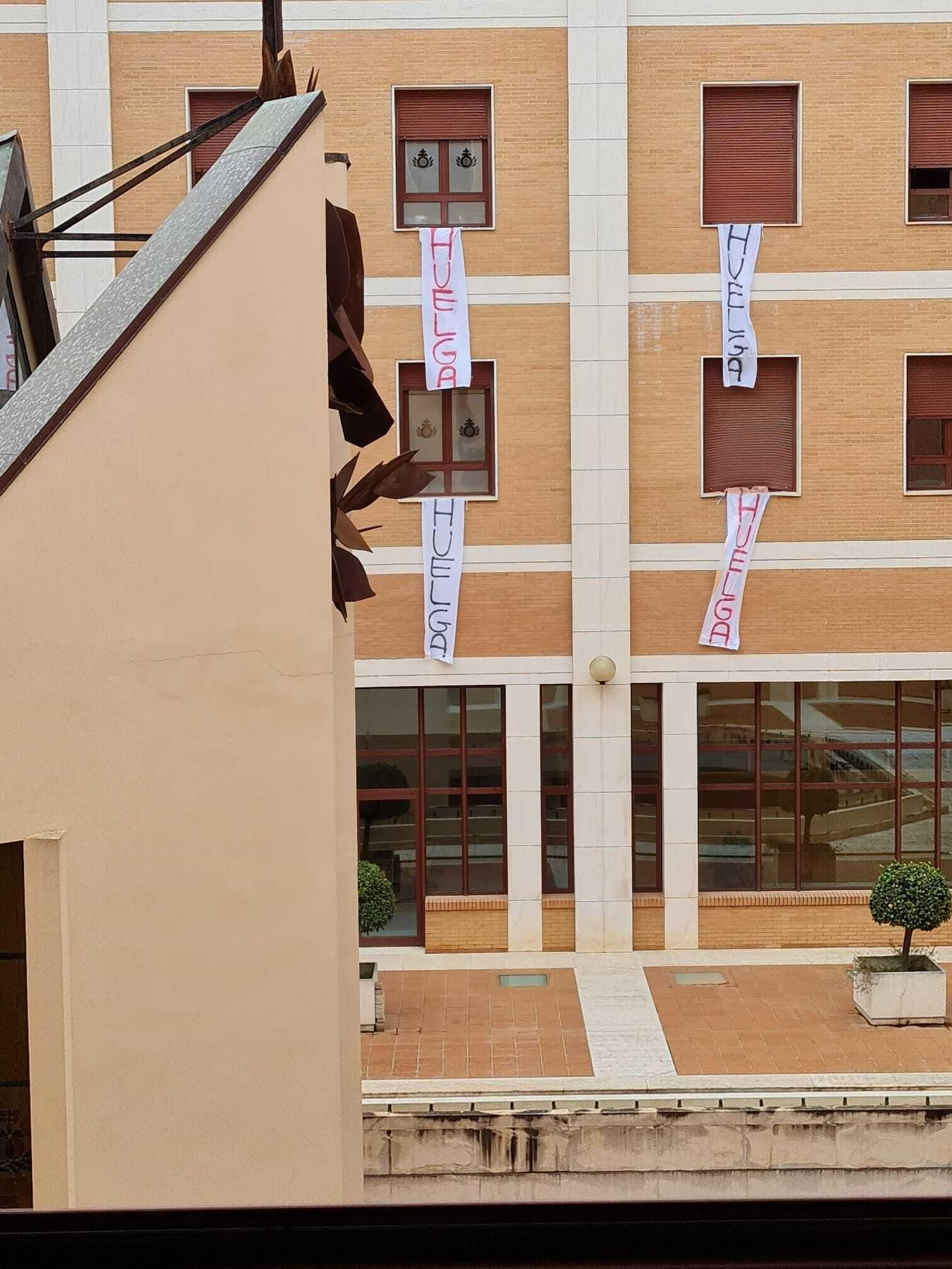 Carteles colgados en las ventanas del centro.