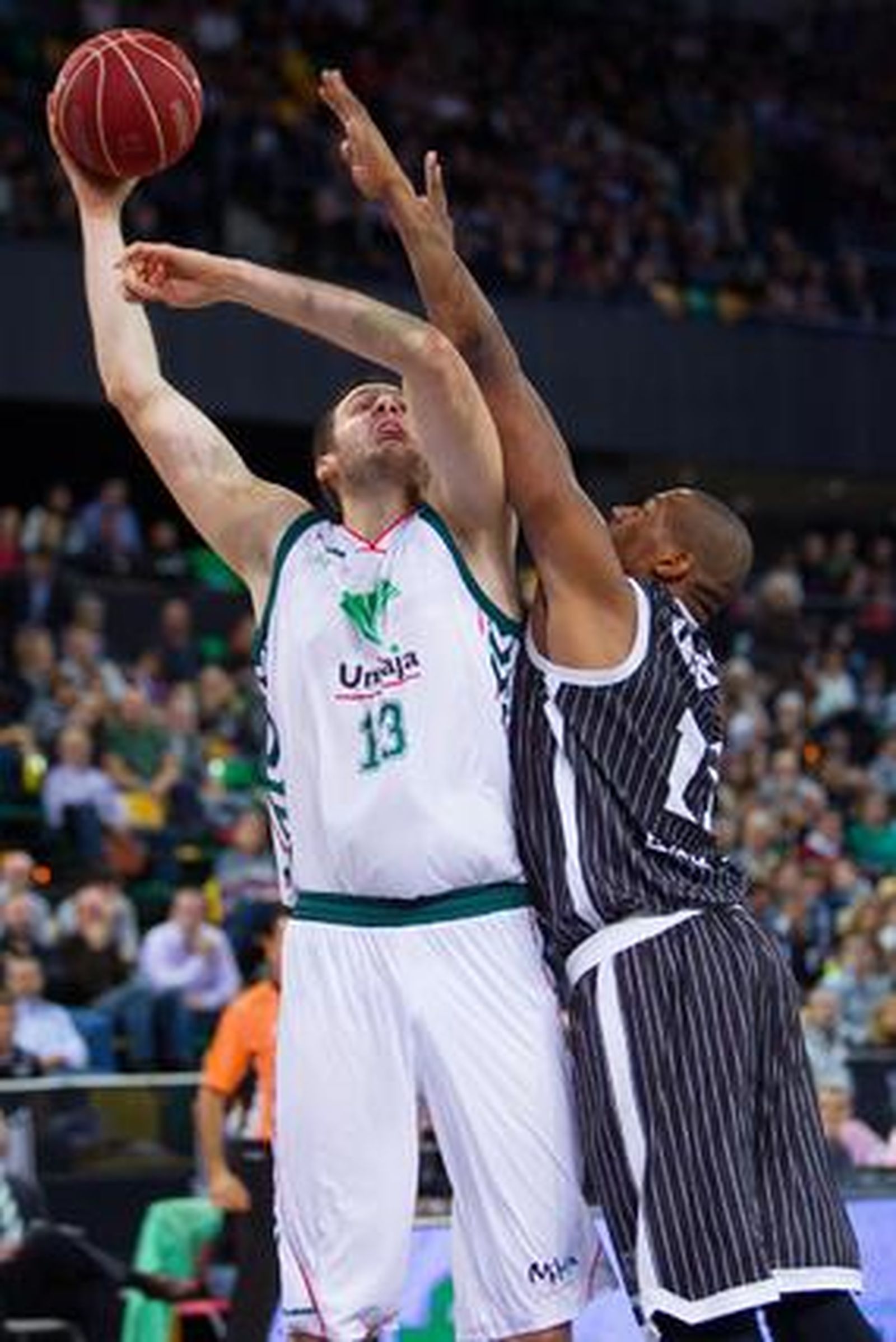 Ante un equipo de nivel similar y con cualidades parecidas como el Gescrap, el Unicaja ve cortada su racha de victorias y evidencia sus carencias ocultadas en esta secuencia triunfal previa.

Foto: Aitor Arrizabalaga