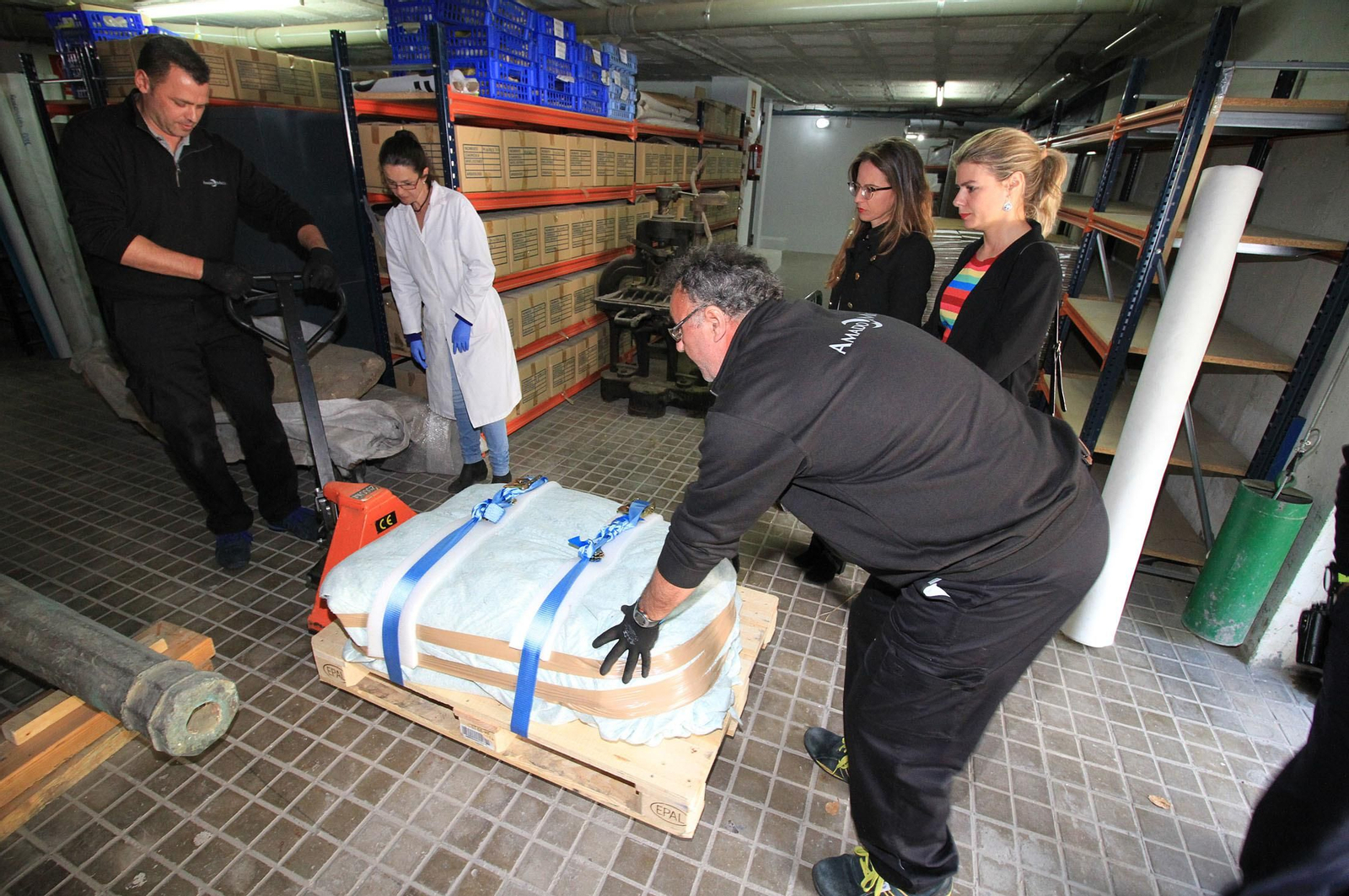 Imágenes de la llegada al museo de Huelva de la estela de cerca de 5.000 años de antigüedad hallada en Cañaveral de León