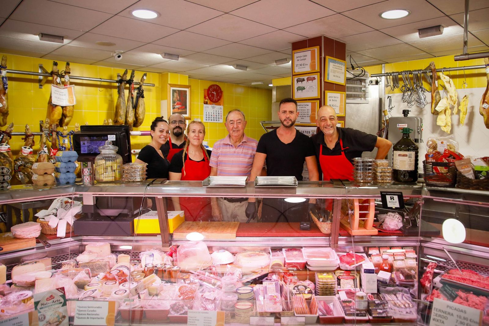 Carnicería Eusebio, en El Zapillo, donde en estos días la demanda de rabo de toro es mayor