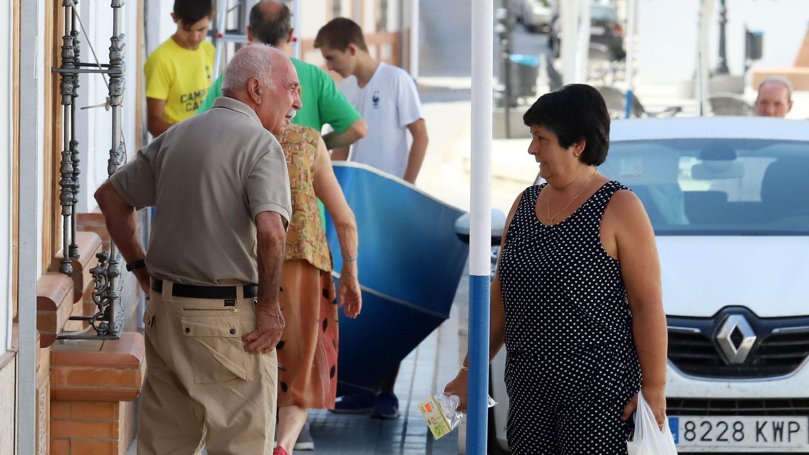 Dos vecinos de Chucena conversan en una céntrica calle del municipio.