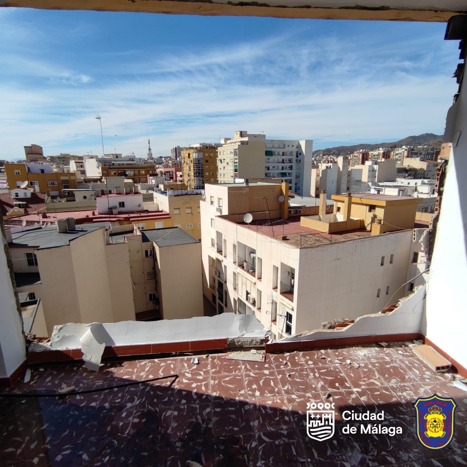 Vista del exterior tras la deflagración, que ha derribado uno de los muros de la vivienda