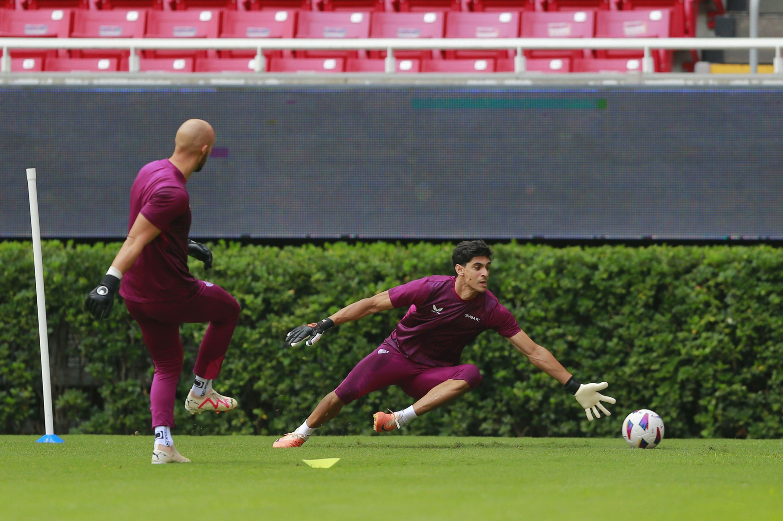 Las imágenes del Sevilla antes del derbi en México