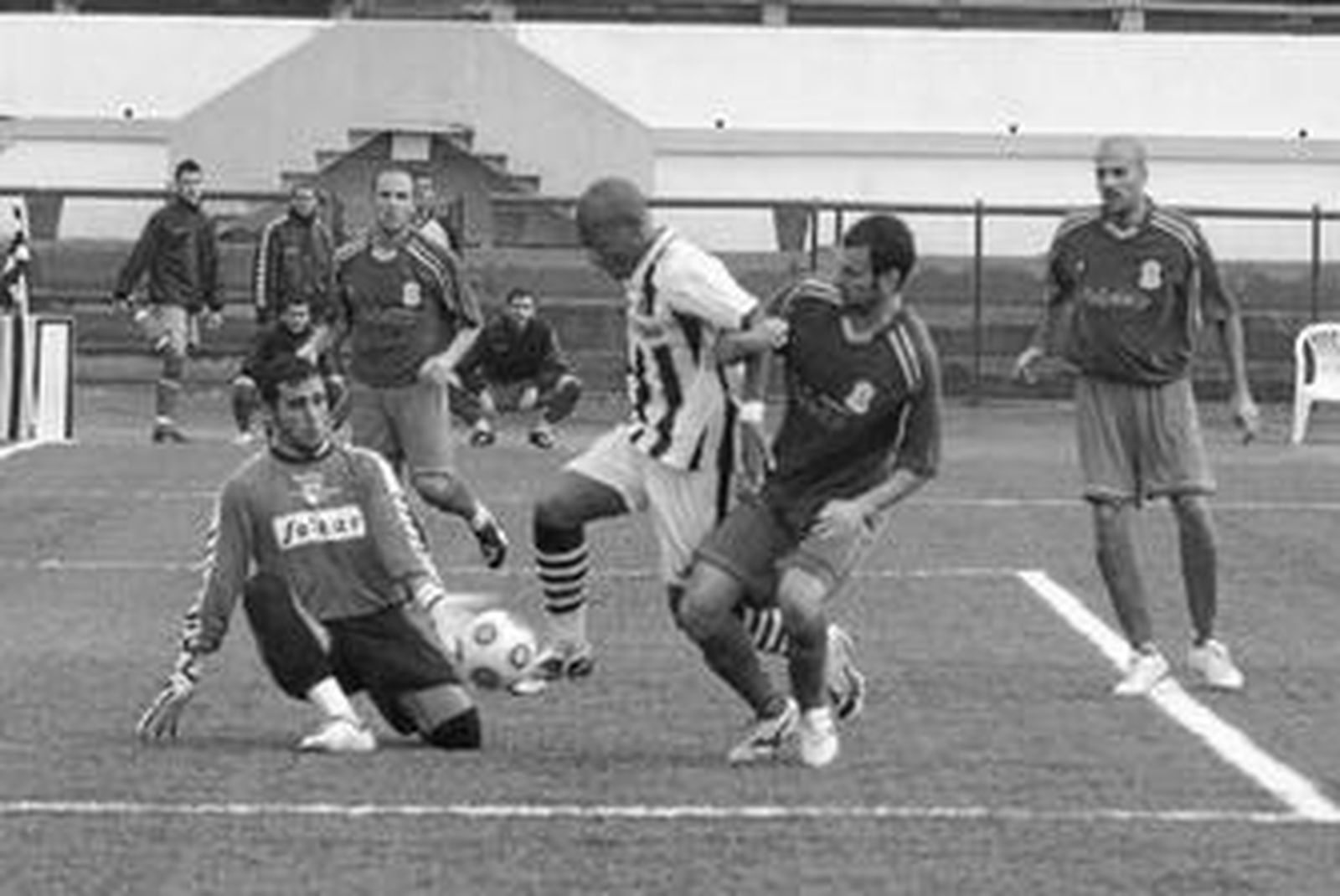 Thompson es sujetado en la jugada que no vio Chavet García.