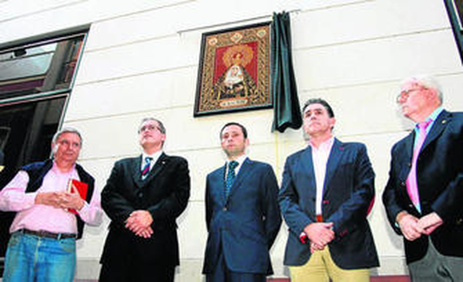 Juan Romero, Francisco José Buenafé, Alejandro Márquez, Carmelo del Toro y José Pons de la Rosa, ante el nuevo azulejo de la Soledad.