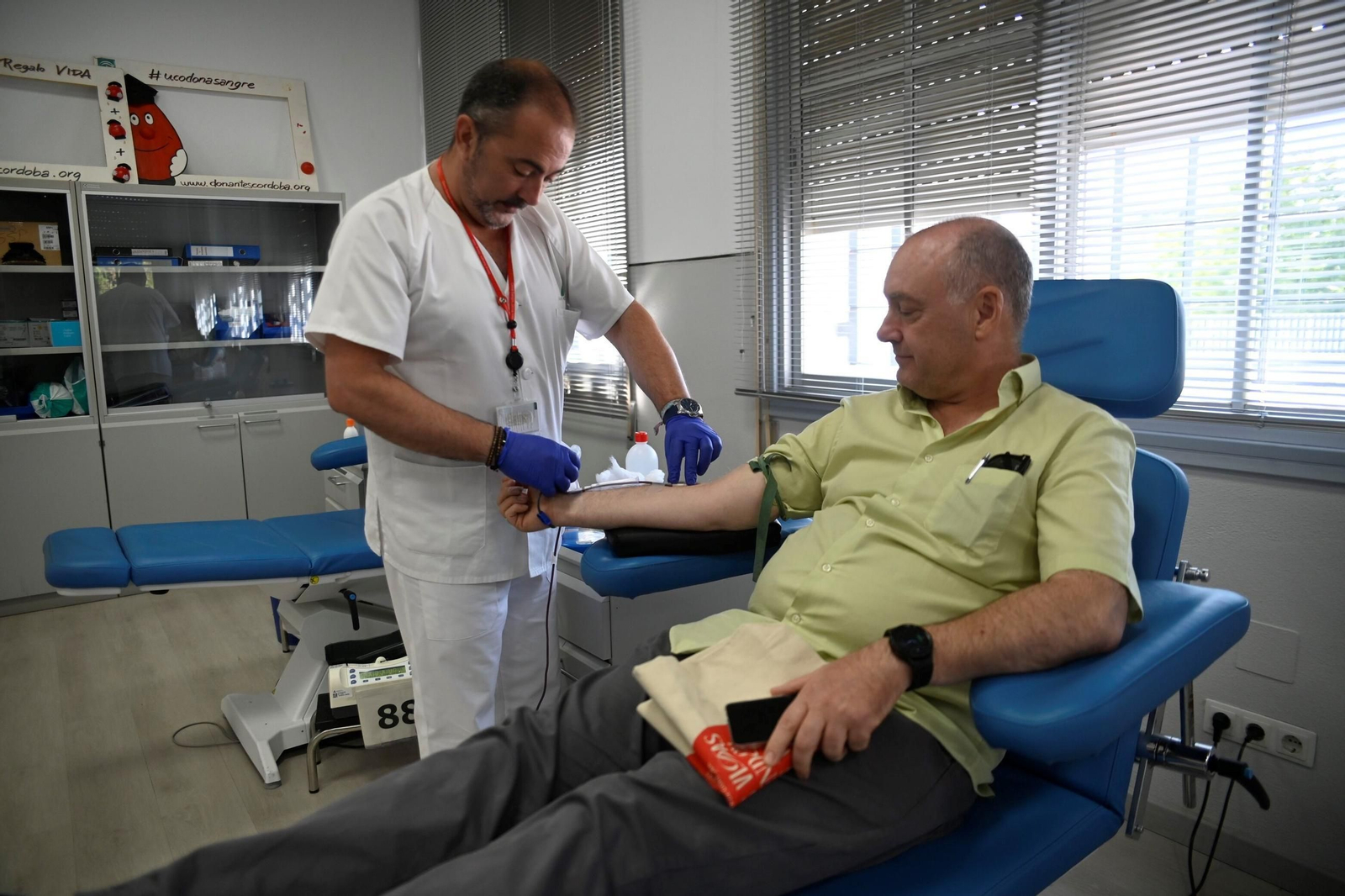 Una donación de sange en el Centro de Transfusión Tejidos y Células de Córdoba.