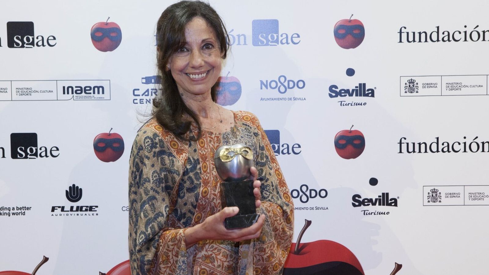 Esmeralda Valderrama, tras recoger el Premio Max de carácter social.