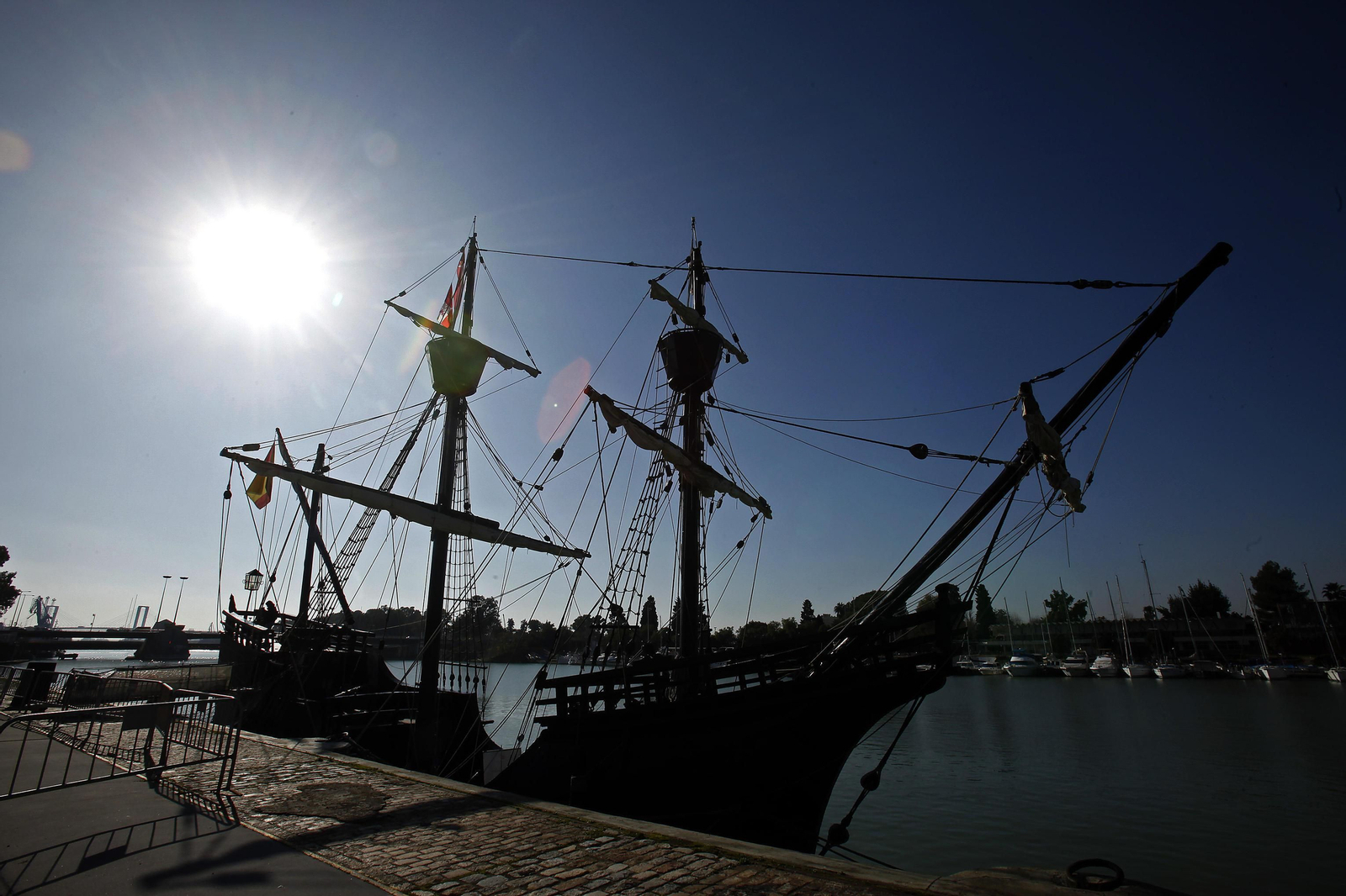 La Nao Victoria atracada en el Muelle de las Delicias.