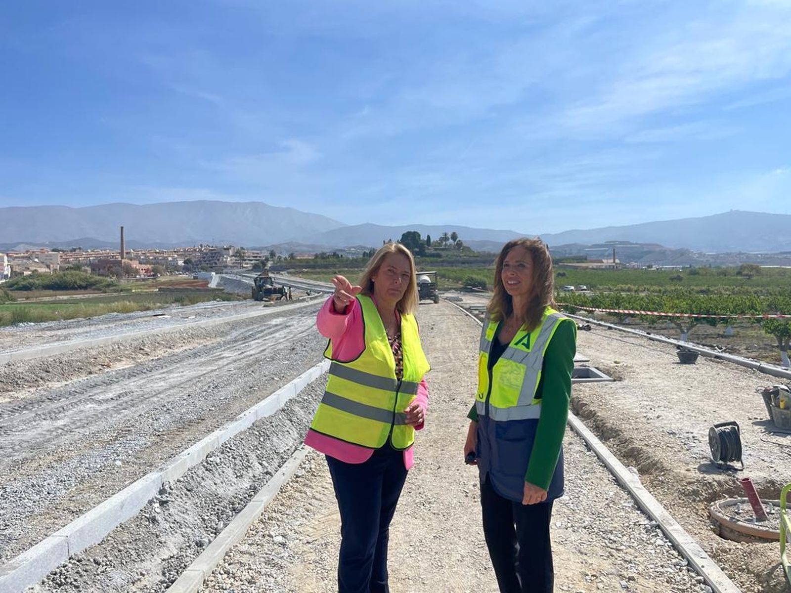 La alcaldesa de Motril, Luisa García Chamorro, señala a la consejera de Fomento, Rocío Díaz, aspectos del estado de las obras