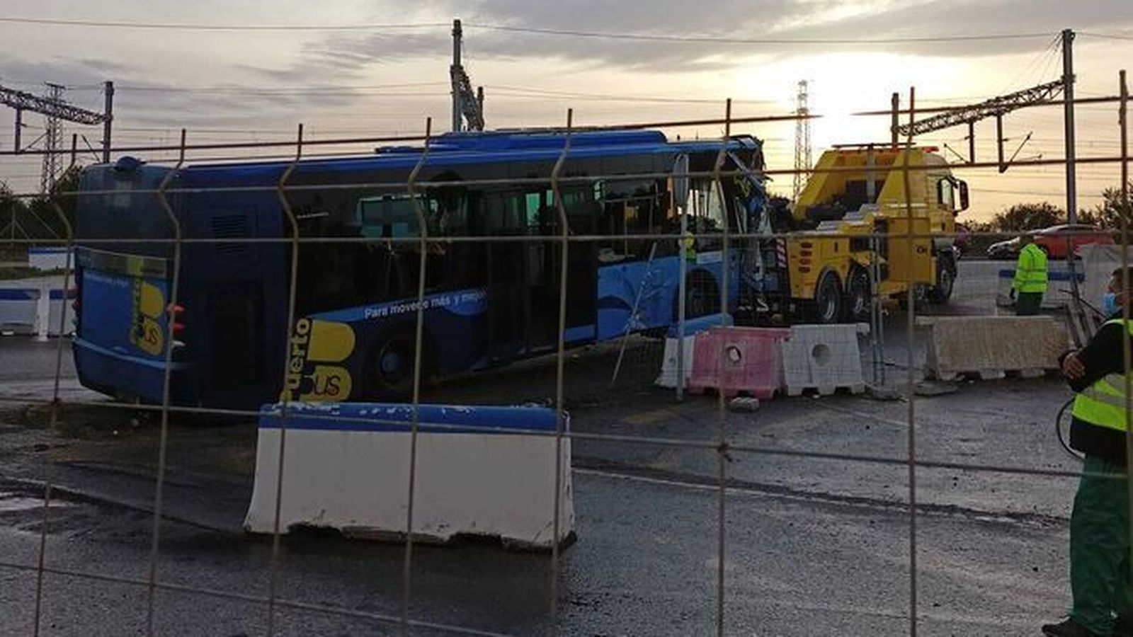 El momento en que ha sido retirado el autobús de la zona.