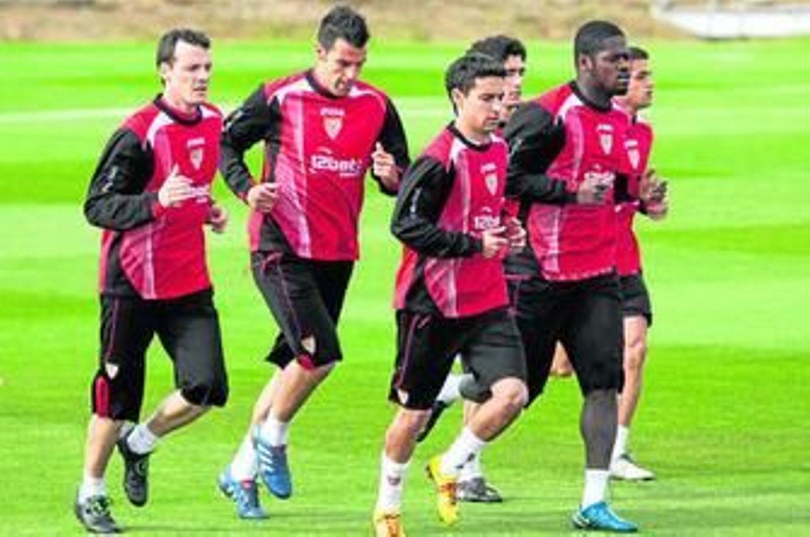 Jesús Navas, seguido de Squillaci, encabeza su grupo durante los ejercicios de carrera y aceleración.