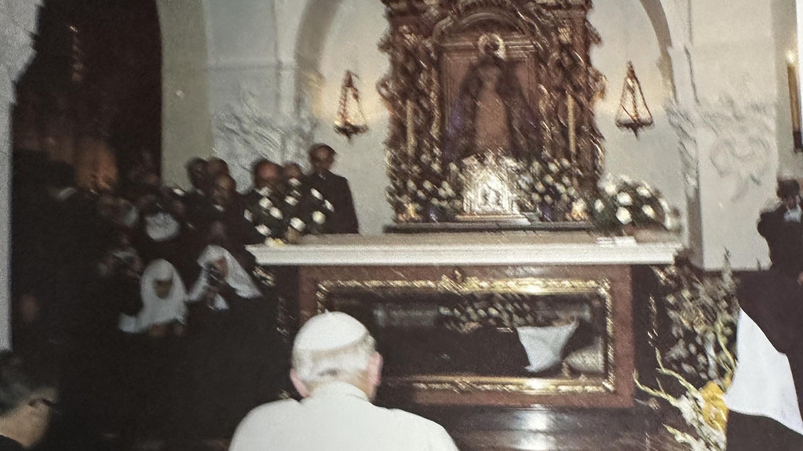 El Papa rezando ante el cuerpo de Sor Ángela de la Cruz.