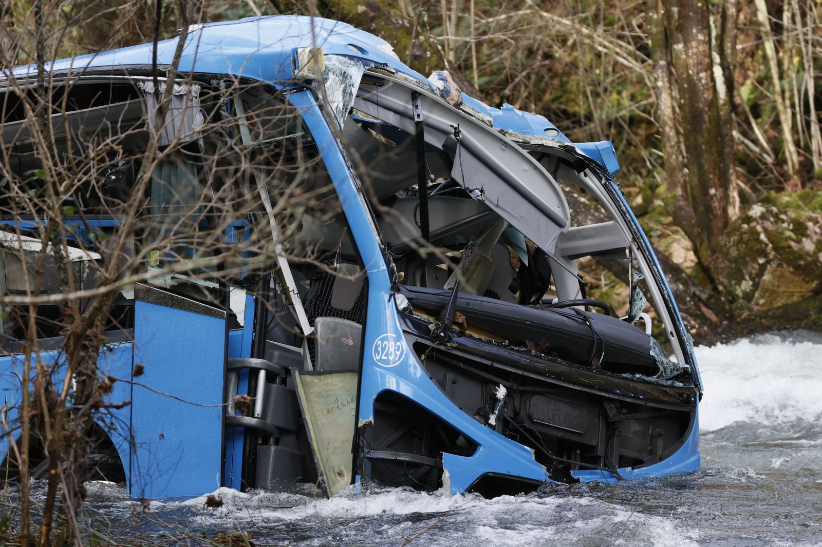 Impactantes imágenes: así quedó el autobús de Pontevedra tras caer al río