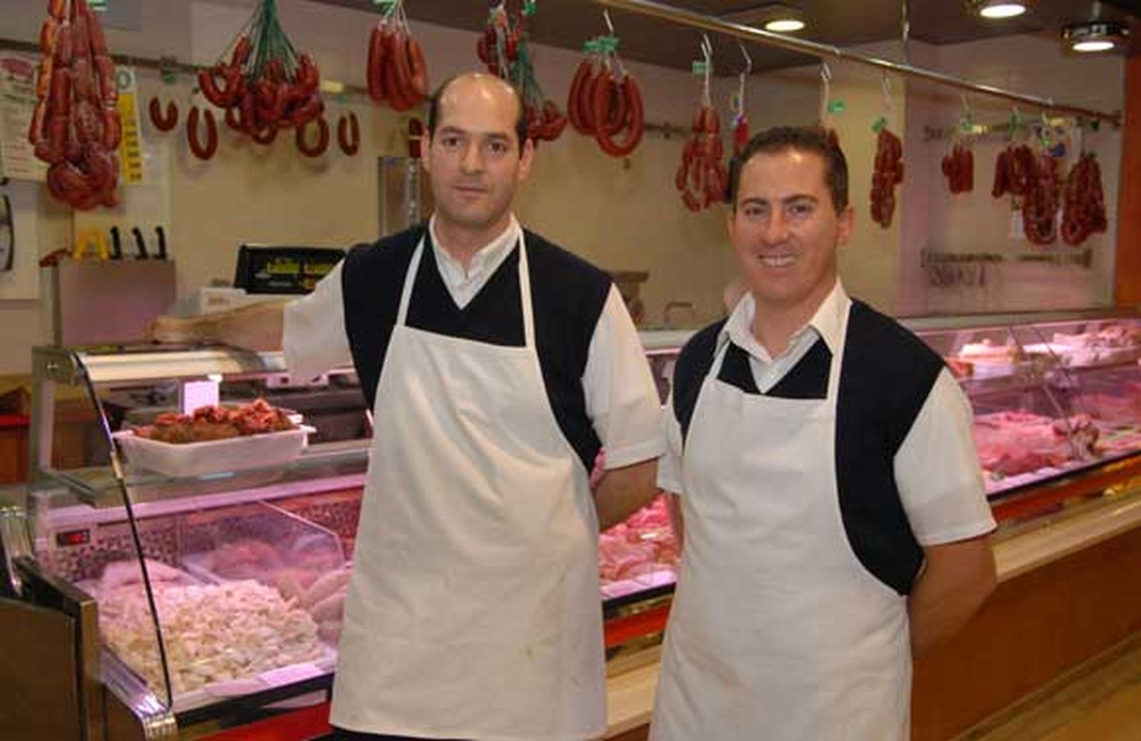 Carnicería Juan Quintero
Propietaria: Leonor Ariza · Diego Bolaños y David Alcántara están al frente del negocio
Puestos C-11, C-12
Género:Ofertan chacinas, carnes ibéricas y también precocinados
Desde chacinas de Chiclana hasta carnes ibéricas pasando por solomillos, costillas, chuletas, manitas y, últimamente, también precocinados. Este negocio de toda la vida pone a disposición de sus clientes una oferta amplia y variada a precios competitivos, sin renunciar por ello a la calidad.
Diego Bolaños y David Alcántara -al frente del puesto- consideran que el nuevo Mercado de Abastos “es mucho mejor tanto para el detallista como para el que viene a comprar”.



Foto: Paco Periñán