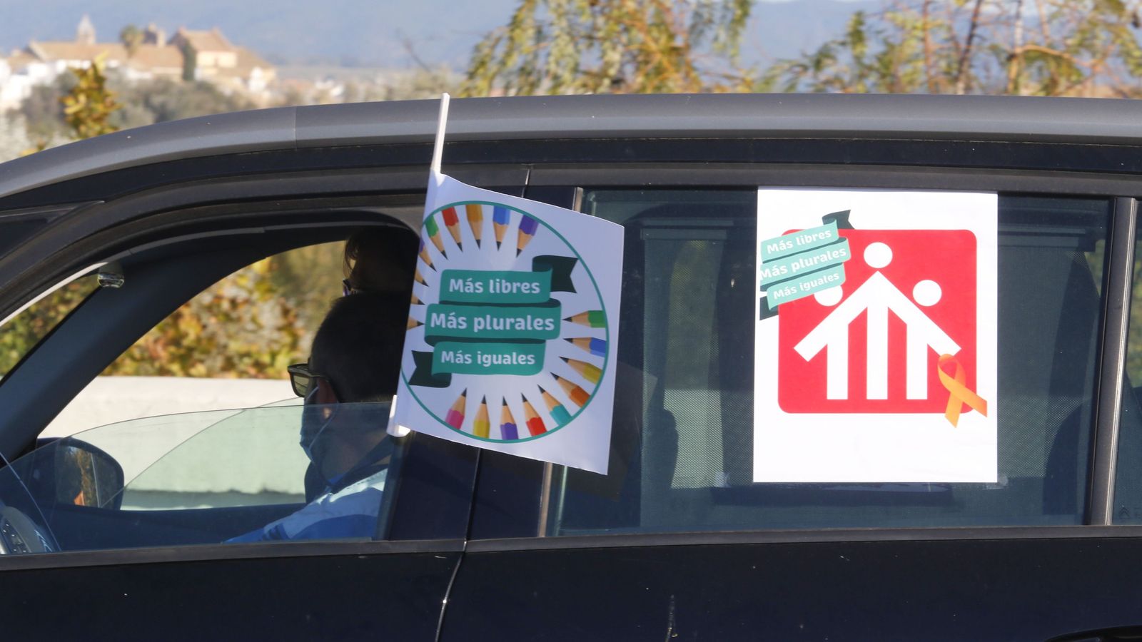 Carteles en un vehículo.