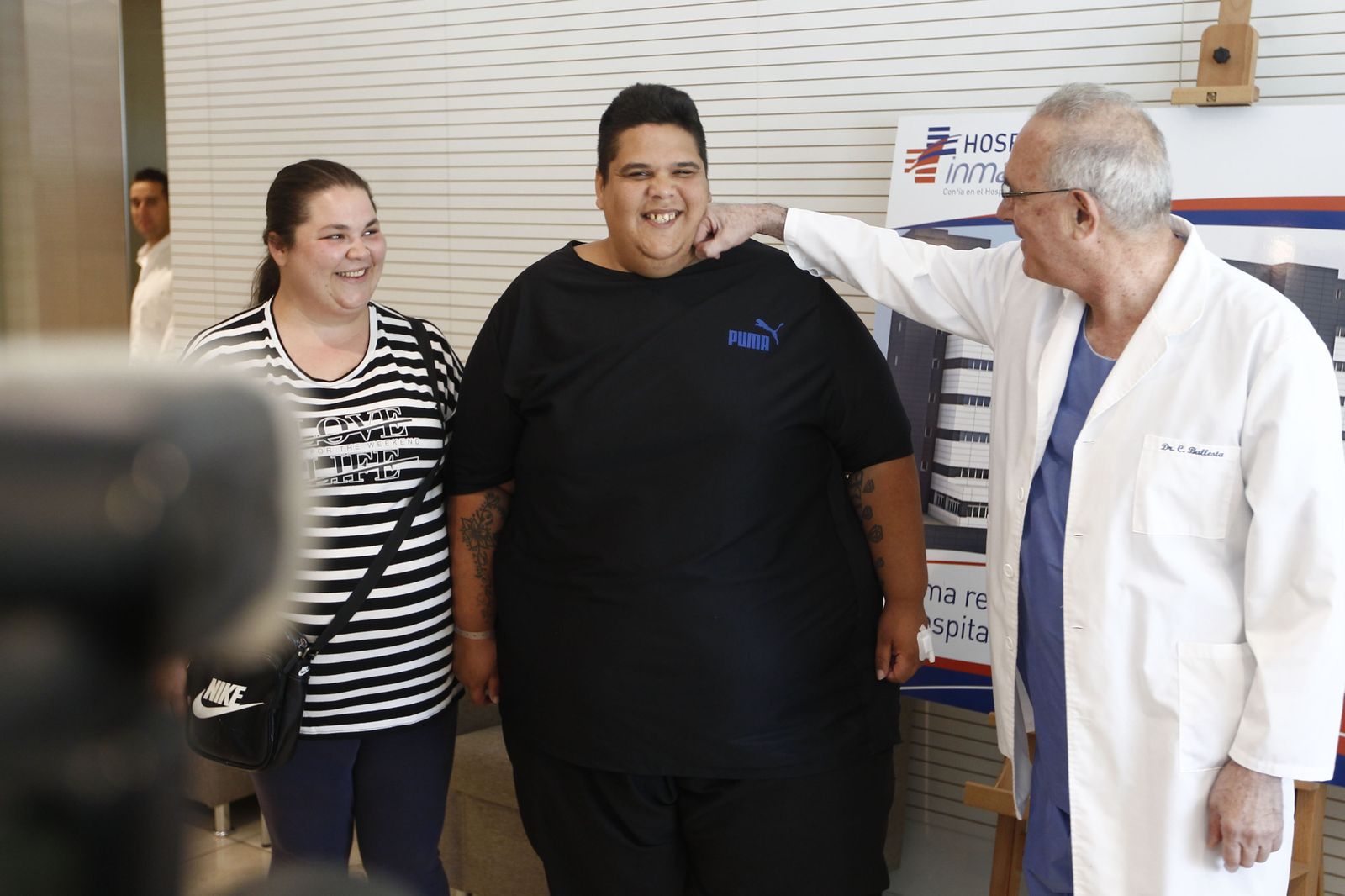 Juan Manuel Heredia, junto a su mujer Aroa y el médico Carlos Ballesta.