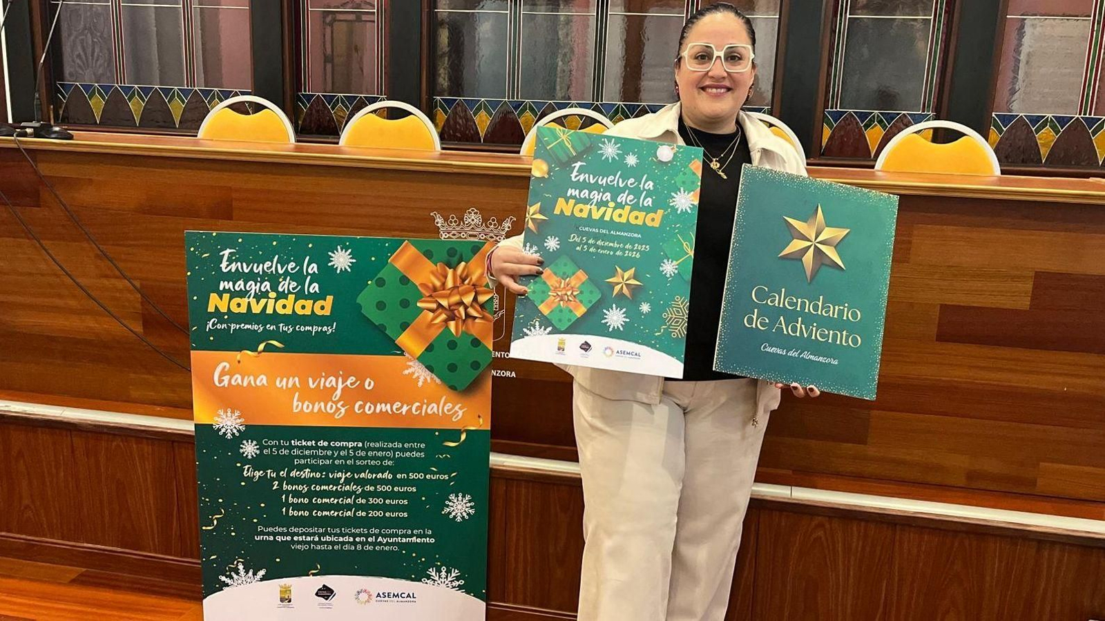 Melchi Caparrós ha presentado la campaña comercial 'Envuelve la magia de la Navidad' en Cuevas.