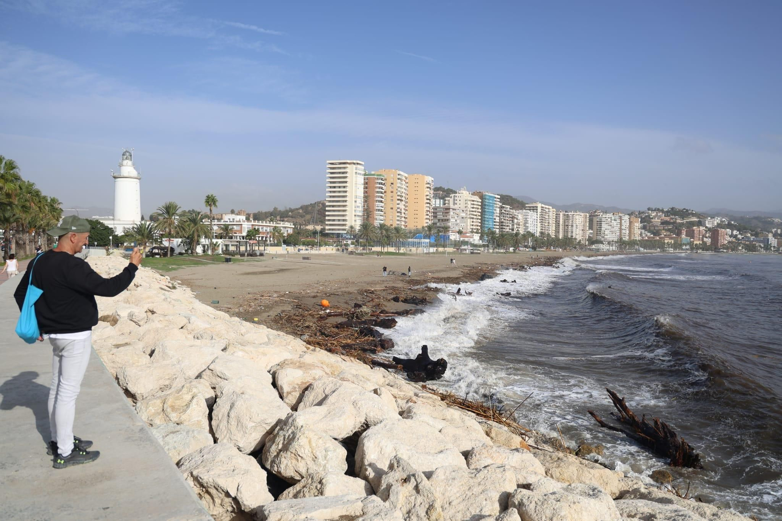 Las playas de Málaga despiertan con el agua revuelta y llenas de cañas