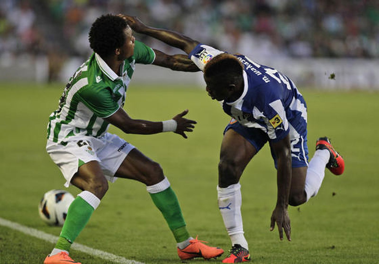 Wakaso puga con Nelson. / Antonio Pizarro