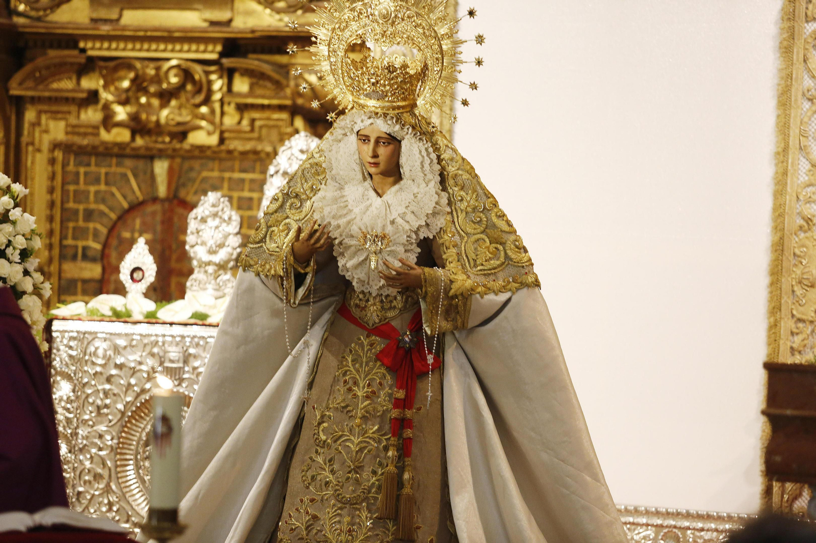 Una imagen de Madre de Dios de la Misericordia. Una imagen de Madre de Dios de la Misericordia.