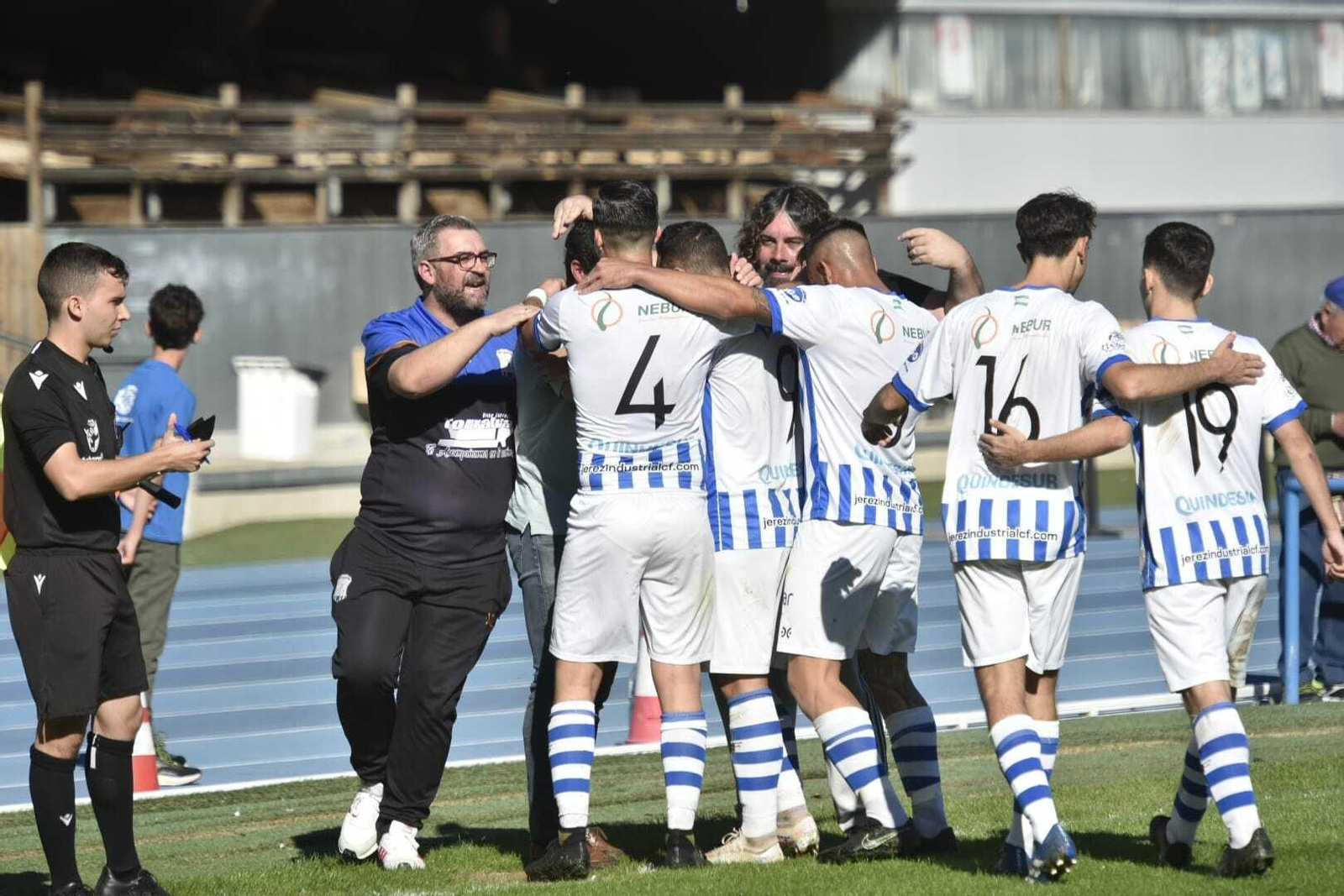 Los jugadores del Industrial celebran uno de sus goles al Racing Portuense en Chpaín.