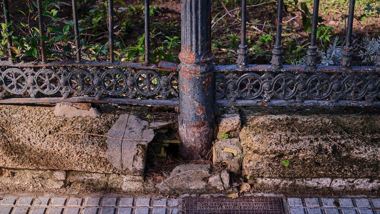 La reja que rodea el recinto y sus elementos adosados  aparecen con roturas, óxido y muy deteriorados.