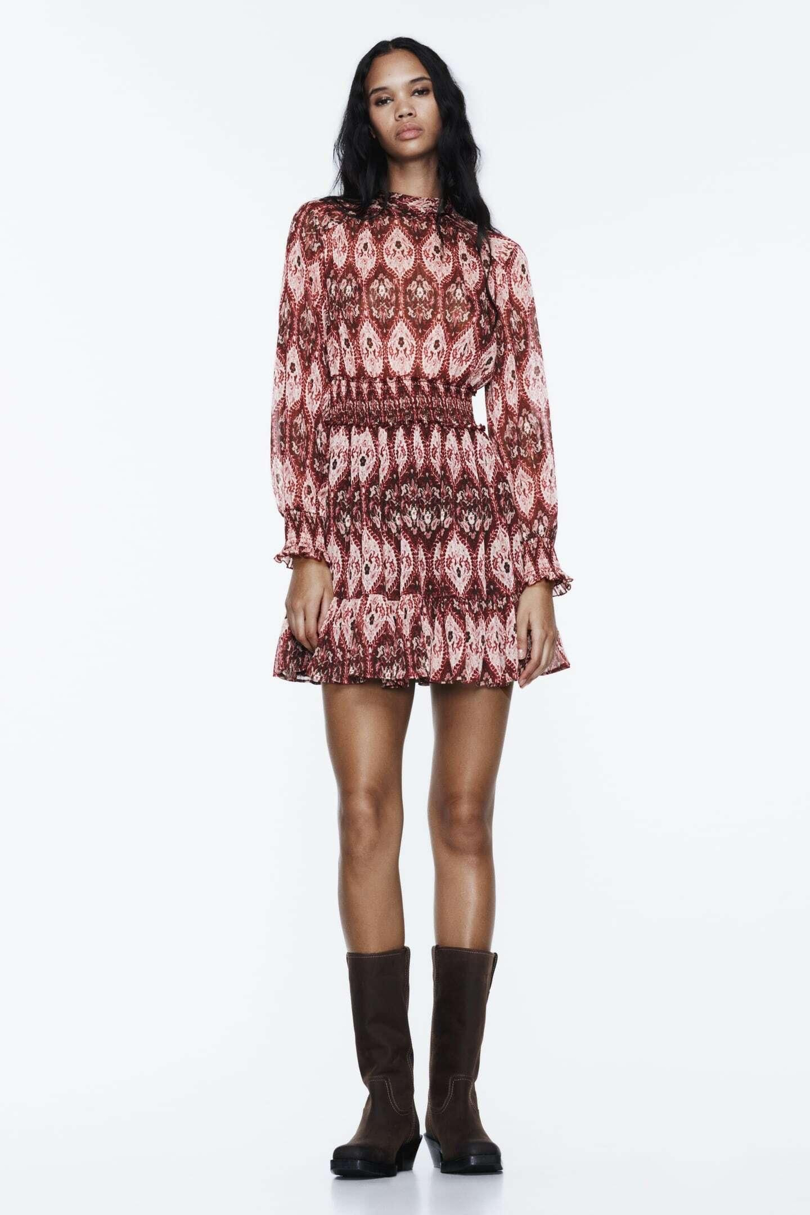 Vestido con estampado étnico de Zara.