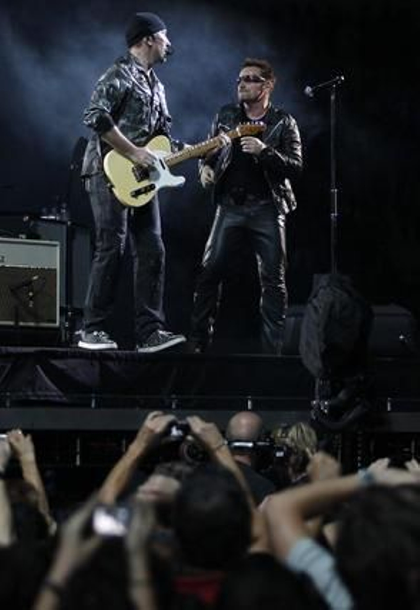The Edge toca su guitarra ante el cantante.

Foto: Pizarro
