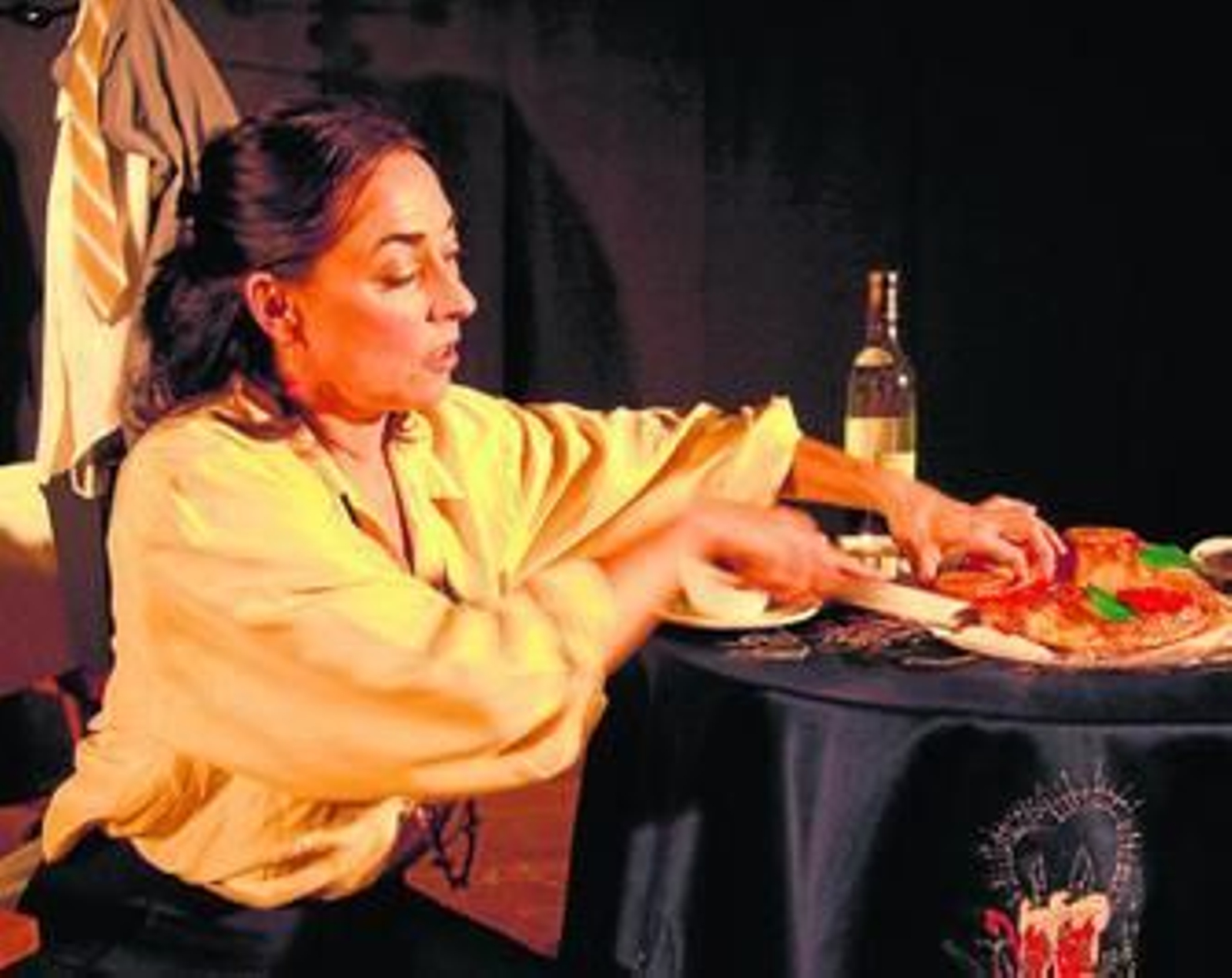 Assun Planas, durante un momento de la obra que esta noche se representa en La Lechera.