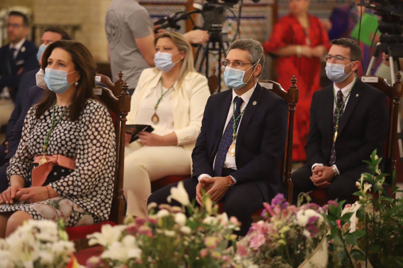 Imágenes de la misa de Pentecostés atípica y a puerta cerrada por el coronavirus, en la parroquia de la Asunción de Almonte