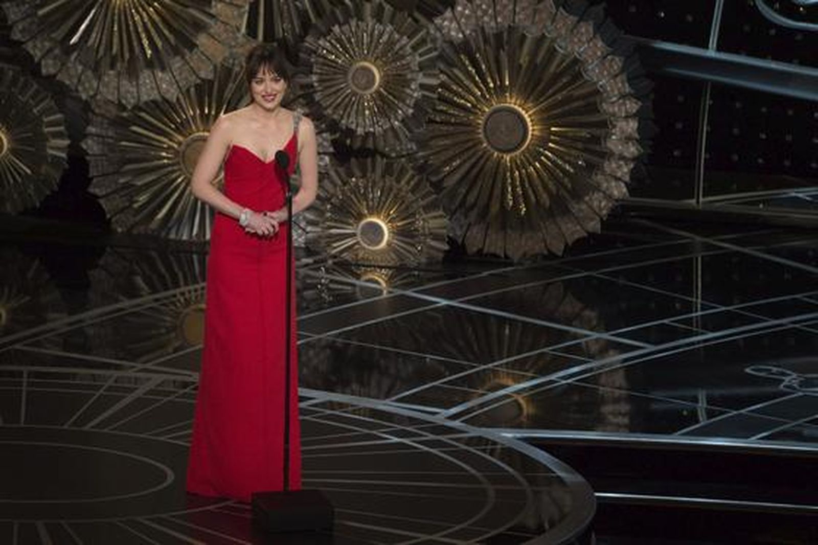 La actriz del momento, Dakota Johnson, durante la gala.

Foto: EFE
