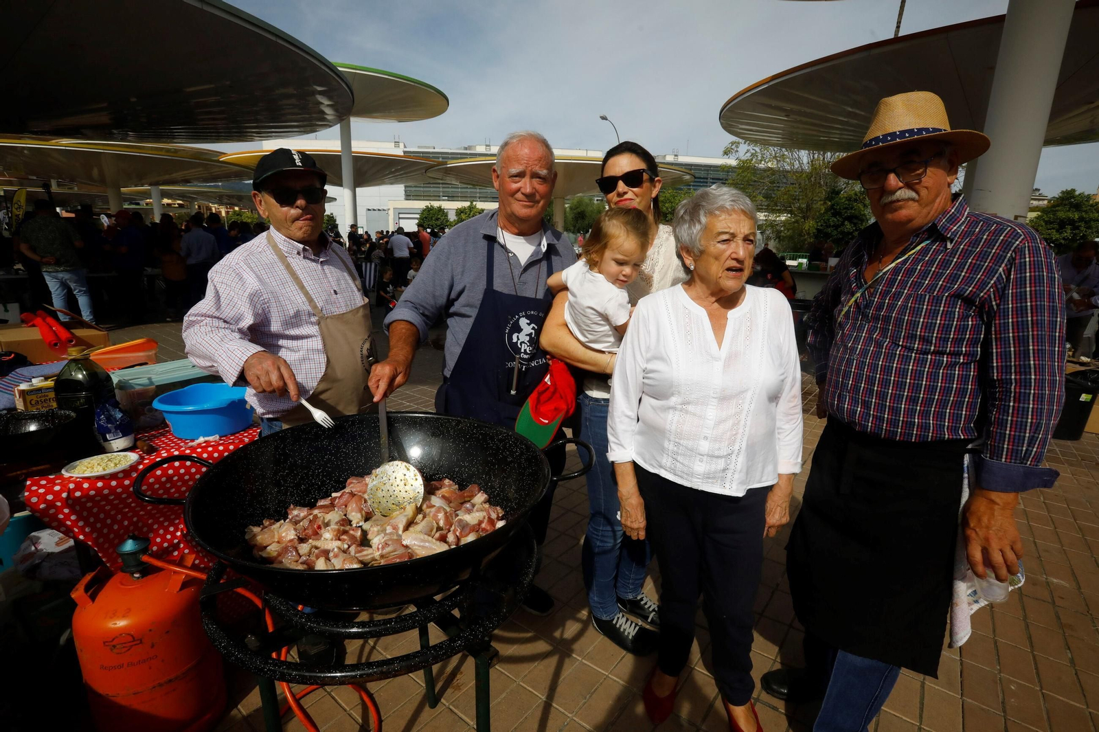 Las peñas celebran su tradicional perol en las Setas, en imágenes