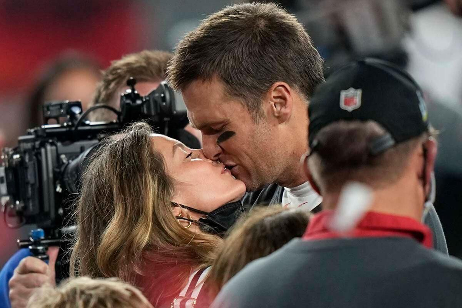 Gisele Bündchen y Tom Brady se dan un beso al final de la 'Super Bowl' que se ha vuelto viral.
