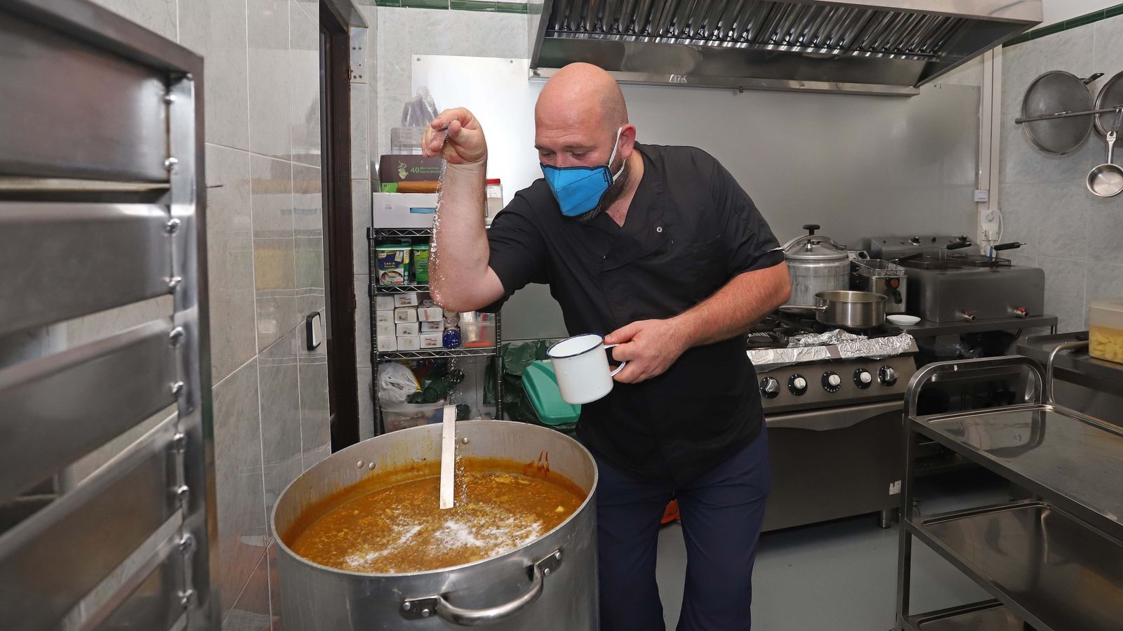 Los fogones que preparan los menús del Comedor del Carmen de Algeciras