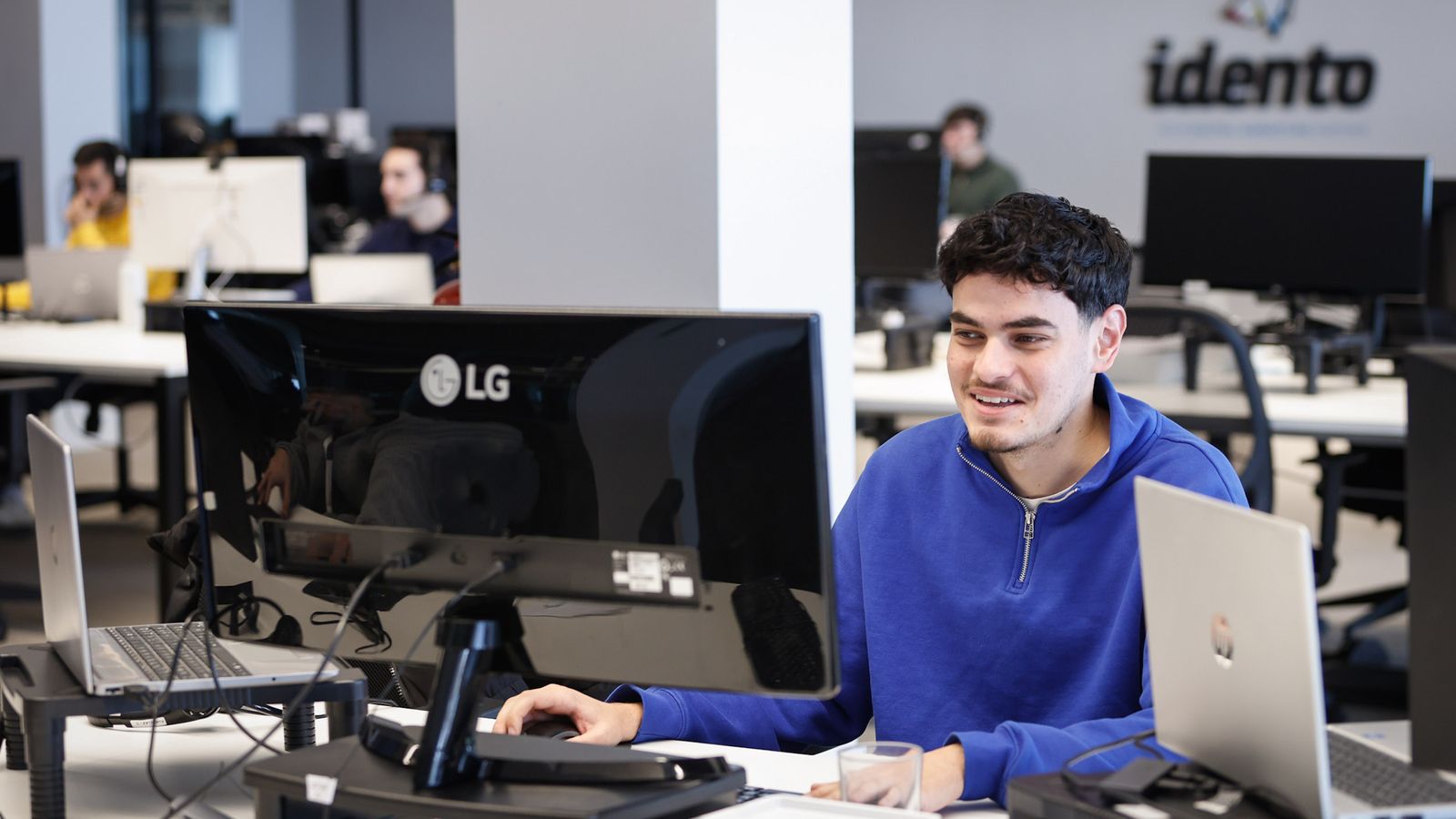 Idento te ofrece un servicio integral y personalizado que incluye todas las labores y gestiones necesarias para que tu empresa pueda realizar o aumentar las acciones de marketing y publicidad en Internet.