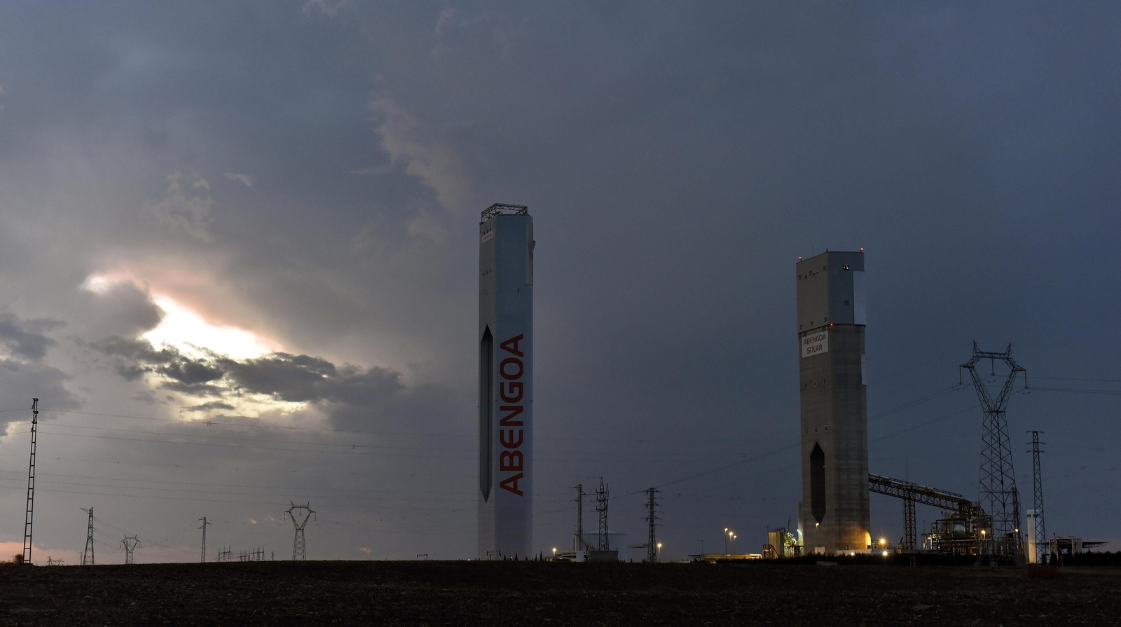El horizonte no acaba de despejarse para el negocio de Abengoa. En la imagen, su plante termosolar de Sanlúcar la Mayor, en Sevilla.