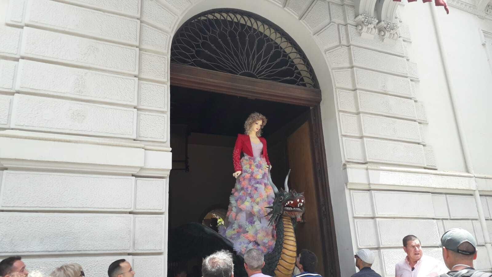 La Tarasca se despide del desfile hasta el año que viene.