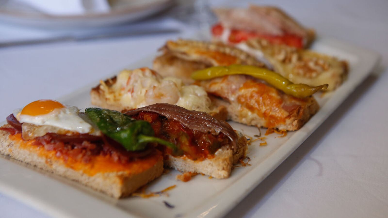 Las tostas, junto a las croquetas caseras, son algunos de los platos más demandados.