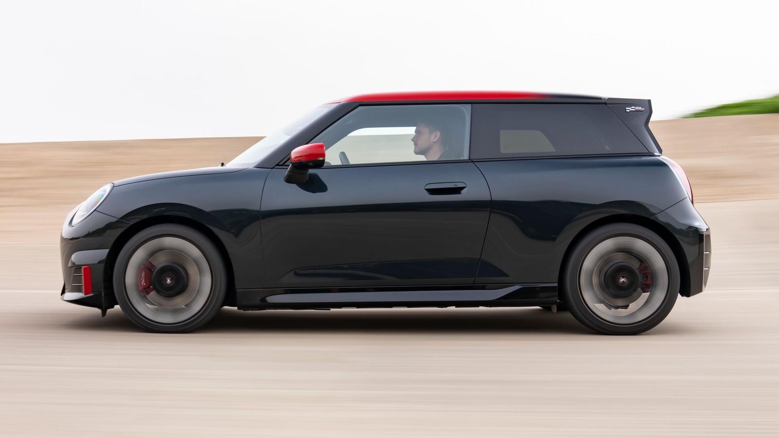 El Mini Cooper debe amplificar su comportamiento dinámico con esta versión deportiva John Cooper Works más allá de con la potencia del motor. El Mini Cooper debe amplificar su comportamiento dinámico con esta versión deportiva John Cooper Works más allá de con la potencia del motor.